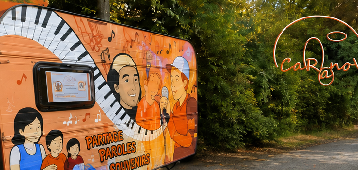 La Caravane du lien orange, décorée de personnages, de touches de piano et de notes de musique.