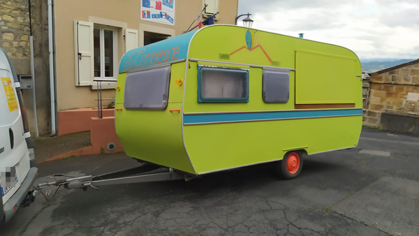 La Convivane après sa transformation, avec sa carrosserie verte et bleue.